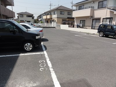 セレーノ天神館の駐車場