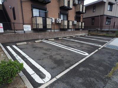 【駐車場】 | ヴィラージュＤ | 駐車場があるので、車を買う予定の方も安心です