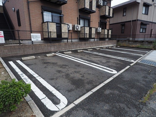 【駐車場】 | ヴィラージュＤ | 駐車場があるので、車を買う予定の方も安心です