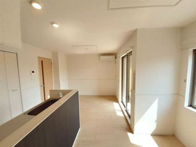 【居間・リビング】 | リアルエステートＸⅡ | こちらの居間で趣味の時間をお楽しみください