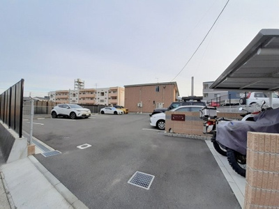 【駐車場】 | ピース　ライフ | 駐車スペースもあります