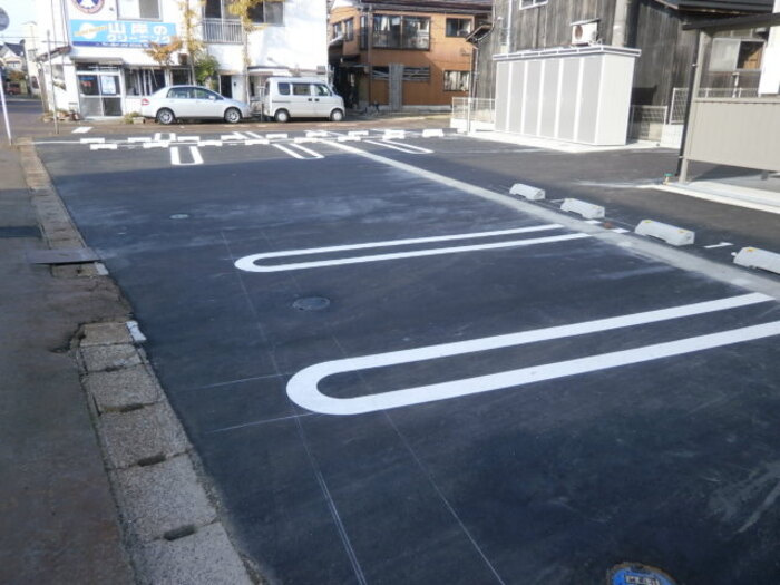 ウィットARの駐車場|車をお持ちの方に嬉しい駐車場付きの物件です