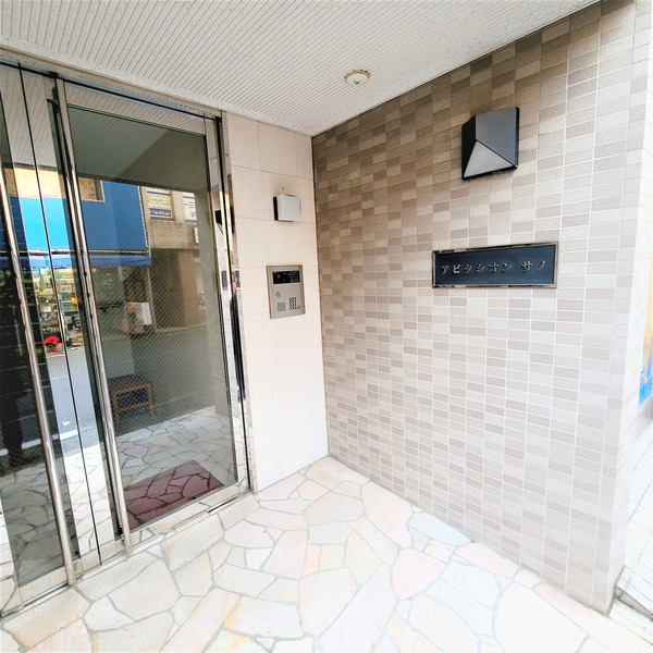 横浜市鶴見区市場上町の賃貸マンションのエントランス