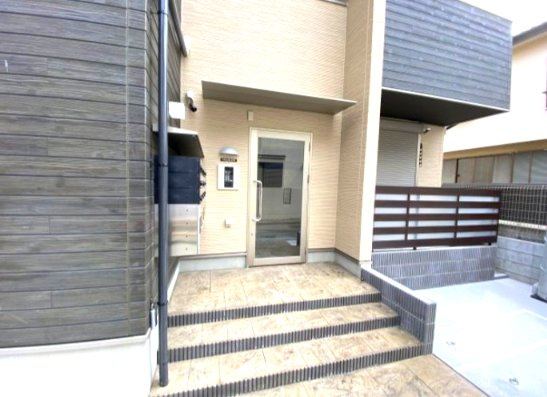 川口市朝日１丁目のアパートのエントランス