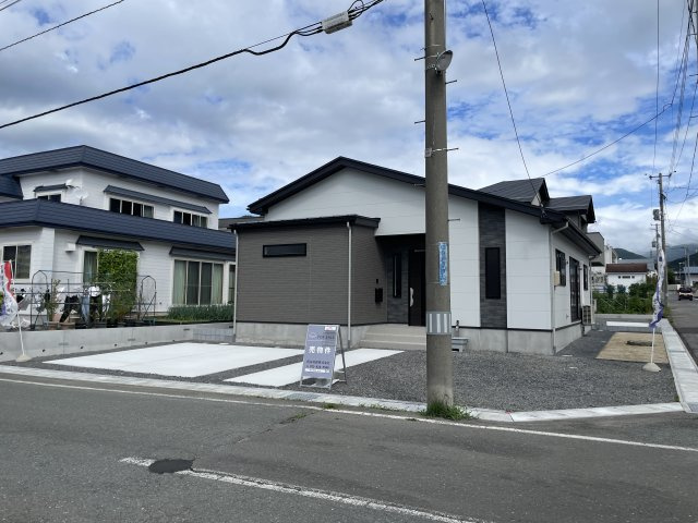 【外観】 | 【新築分譲住宅　～ LIGARE　リガーレ～　】山形市小白川町5丁目　2期2棟 | ☆1号棟
４ＬＤＫ＋駐車3台以上可◎
堂々たる趣ながら、主張し過ぎずどこか余裕を感じさせるシャープなフォルムで佇む邸宅は、晴天の空と照らし合わせる事で、本来あるべき完成形の姿を見せてくれます♪