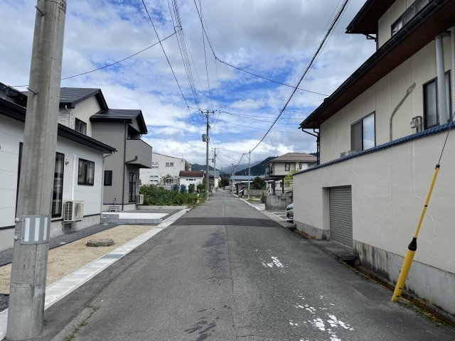 【前面道路含む現地写真】 | 【新築分譲住宅　～ LIGARE　リガーレ～　】山形市小白川町5丁目　2期2棟 | 【Frontal road】
忙しく過ぎゆく日常を忘れ去るほど、ゆったりした時間が流れる住環境。『快適』は「家」と「街」と「環境」が調和した時に訪れることだと改めて感じさせてくれます。