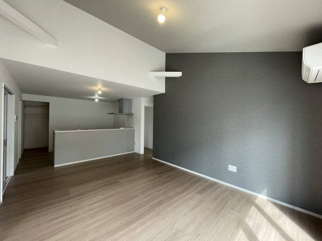 【居間・リビング】 | 【新築分譲住宅　～ LIGARE　リガーレ～　】山形市小白川町5丁目　2期2棟 | 光が溢れ、風も溢れ、居心地のよい住空間、自然体で過ごせる住空間にリビングを。それは住むというシンプルなカタチをどこまでも追求してきた結果です。新築の厳かな居住性を身体全体で感じられます。
