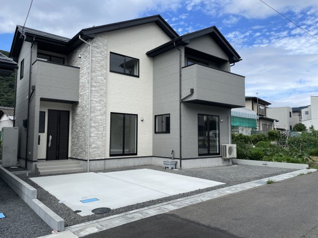 【外観】 | 【新築分譲住宅　～ LIGARE　リガーレ～　】山形市小白川町5丁目　2期2棟 | ☆2号棟
４ＬＤＫ＋駐車3台以上可◎
堂々たる趣ながら、主張し過ぎずどこか余裕を感じさせるシャープなフォルムで佇む邸宅は、晴天の空と照らし合わせる事で、本来あるべき完成形の姿を見せてくれます♪