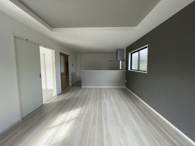 【居間・リビング】 | 【新築分譲住宅　～ LIGARE　リガーレ～　】山形市小白川町5丁目　2期2棟 | 光が溢れ、風も溢れ、居心地のよい住空間、自然体で過ごせる住空間にリビングを。それは住むというシンプルなカタチをどこまでも追求してきた結果です。新築の厳かな居住性を身体全体で感じられます。