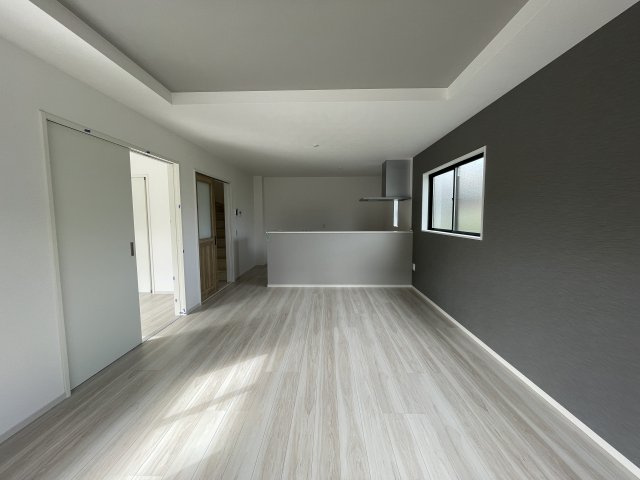 【居間・リビング】 | 【新築分譲住宅　～ LIGARE　リガーレ～　】山形市小白川町5丁目　2期2棟 | 光が溢れ、風も溢れ、居心地のよい住空間、自然体で過ごせる住空間にリビングを。それは住むというシンプルなカタチをどこまでも追求してきた結果です。新築の厳かな居住性を身体全体で感じられます。