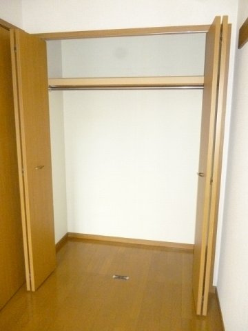 アーバンクレスト伏見Ａの内装|明るい色調の室内です
