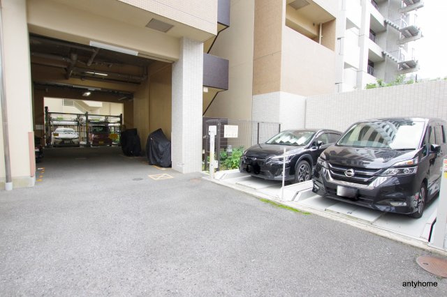 ドゥーエ江坂1　仲介手数料無料の駐車場