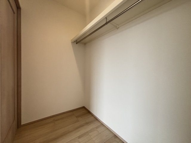 緑区黒沢台1丁目｜名古屋市の戸建ならホームアップの収納|主寝室にはWIC。洗濯物をたたむ手間が省ける「掛ける収納」で家事時短に貢献。シワになりやすいシャツやジャケットもきれいに保管できます