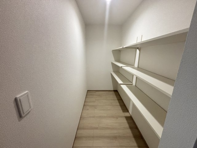 緑区黒沢台1丁目｜名古屋市の戸建ならホームアップのキッチン|キッチン奥には食料品や消耗品のストックに便利なパントリー