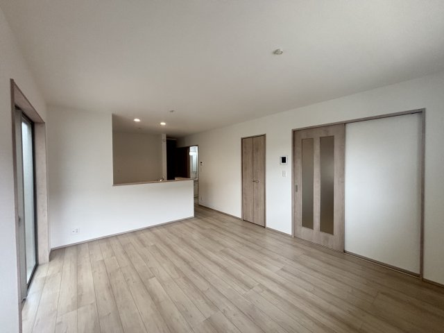 緑区黒沢台1丁目｜名古屋市の戸建ならホームアップの居間・リビング|たっぷりの陽光が降り注ぎ、自然と家族が集まる明るい空間。笑顔あふれる団らんの時間がここから始まります。