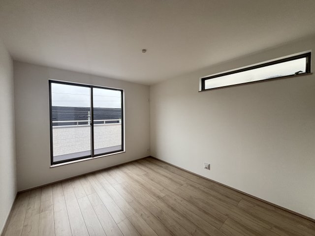 緑区黒沢台1丁目｜名古屋市の戸建ならホームアップの洋室|窓から心地よい光と風を取り込む二面採光。プライベートな時間をゆったりと過ごせる、安らぎの居室空間です。