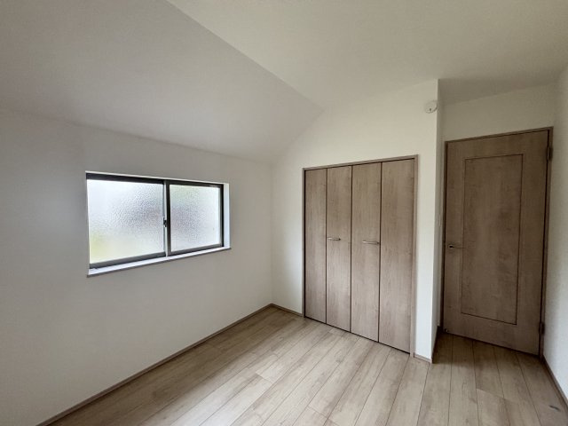 緑区黒沢台1丁目｜名古屋市の戸建ならホームアップの洋室|全室にクローゼットを完備。お洋服や荷物を隠して収納できるので、お部屋をいつも広々スッキリと保てます。