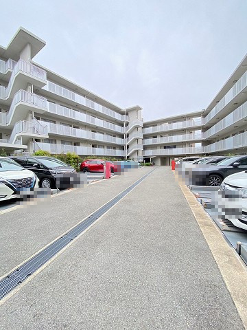 甲子園六石町ハイツの駐車場