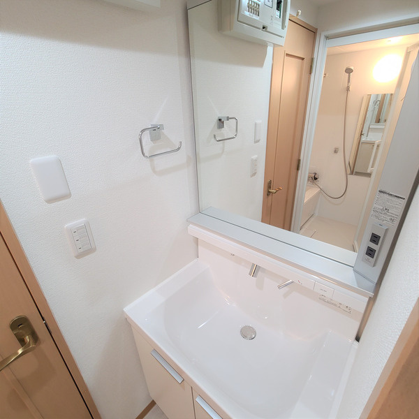 横浜市戸塚区川上町の賃貸マンションの洗面所|明るい洗面台♪