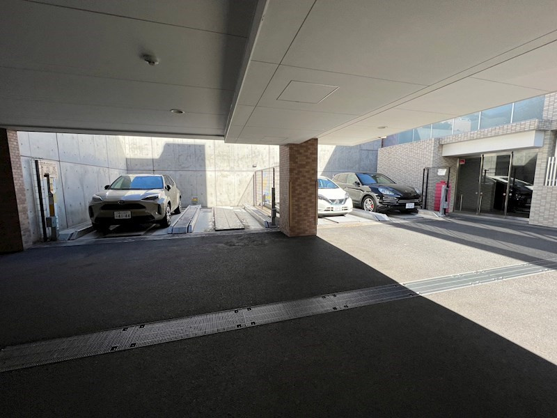 コンフォリア目黒青葉台の駐車場