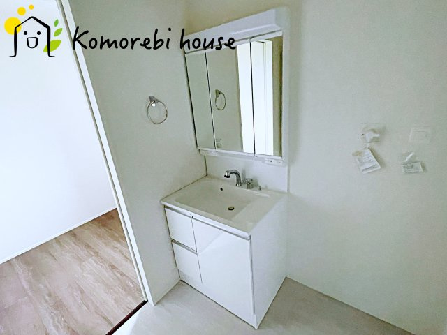 鴻巣市下忍　3期　新築一戸建て　グラファーレ　02の独立洗面台|独立洗面台、小物を置くことができて便利です