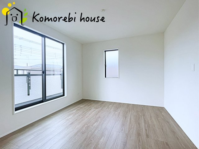 鴻巣市下忍　3期　新築一戸建て　グラファーレ　02の寝室|広くて明るい寝室