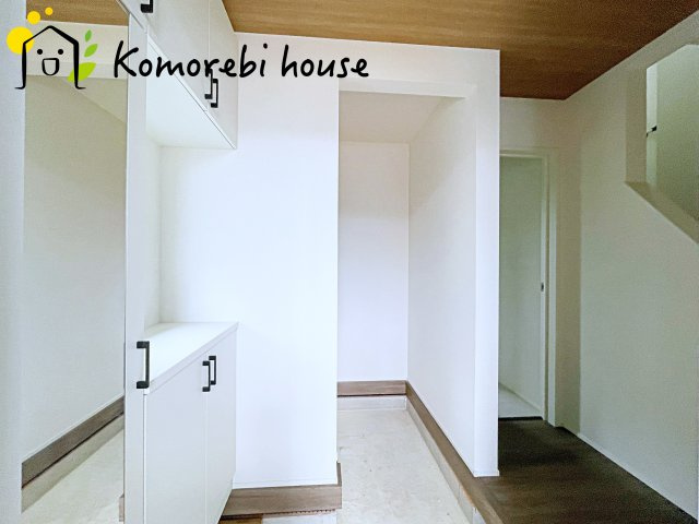 鴻巣市下忍　3期　新築一戸建て　グラファーレ　02の玄関|落ち着いた玄関です