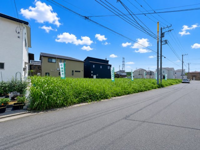 【前面道路含む現地写真】 | 【つくば市上河原崎第1期　現地外観】
※令和８年８月時点