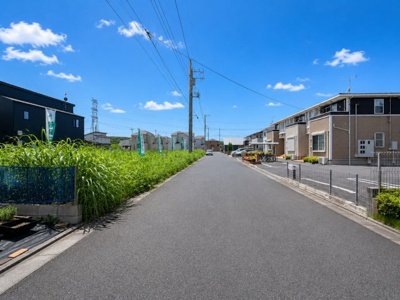 【前面道路含む現地写真】 | 【つくば市上河原崎第1期　現地外観】
※令和８年８月時点