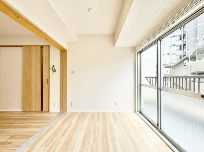 【洋室】 | ワコー赤羽マンション | 暖かいひだまりを全身で感じ取れる室内。