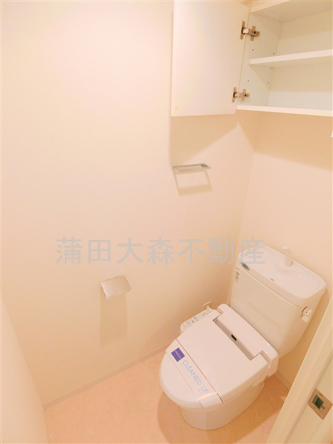 レジディア大森Ⅲのトイレ|棚収納に温水暖房便座付きのトイレ