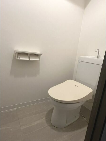 アーク上前津ビルのトイレ|落ち着いた色調のトイレです