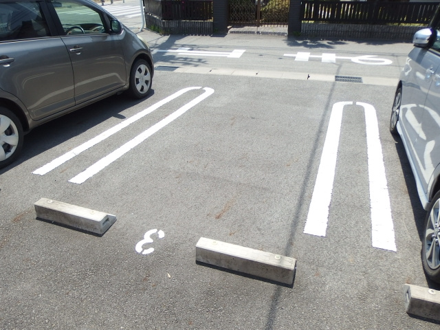 グラース渡の駐車場