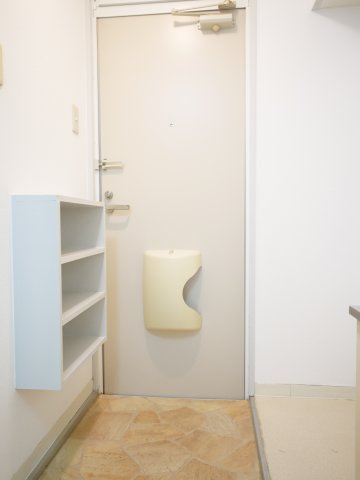 クイーンパレスの玄関|※写真は別の部屋のものです。