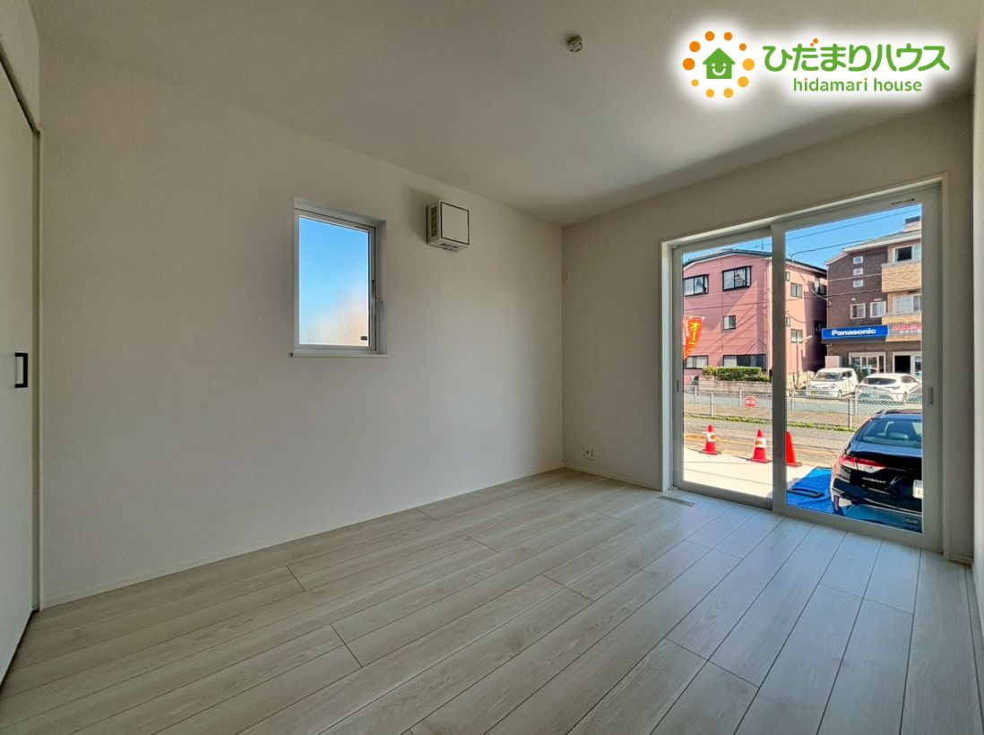 羽生市南5丁目　新築一戸建て　リナージュ　01の洋室|庭への出入りがスムーズな窓を備えた明るい洋室です！大きな窓から心地よい風と光が入り、快適に過ごせますよ。主寝室やゲストルームなど多様な用途に対応できる使い勝手の良い間取りです。