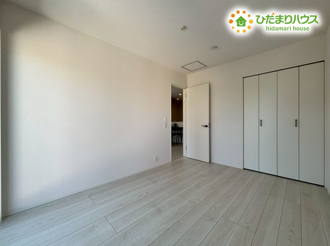 羽生市南5丁目　新築一戸建て　リナージュ　01の内装|温かみのあるフローリングが広がる心地よいお部屋です！収納クローゼットを備えており、室内を広く使えますよ。どんなインテリアにも馴染むナチュラルなカラーリングが魅力的ですね。