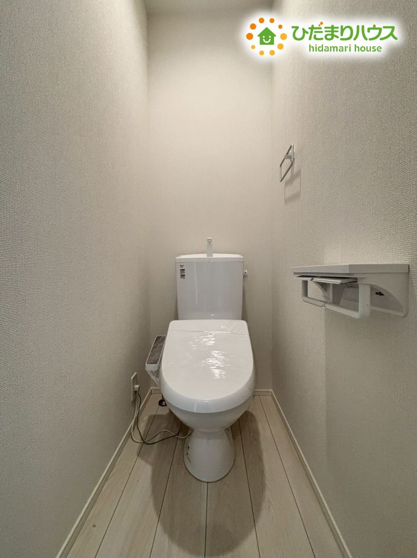 羽生市南5丁目　新築一戸建て　リナージュ　01のトイレ|清潔感あふれるシンプルなトイレ空間です！手洗い器や温水洗浄便座などの快適機能を備えており、いつでも気持ちよくご使用いただけます。小窓からの自然光で明るい雰囲気ですね。