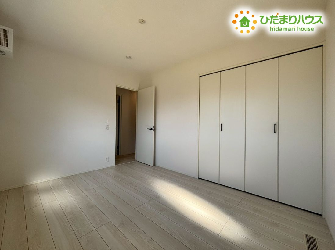 羽生市南5丁目　新築一戸建て　リナージュ　01の内装|壁一面に大きなクローゼットを備えた使いやすい洋室です！衣類だけでなく季節家電やスーツケースもしっかり納まりますよ。スペースを広々と使った自由な家具配置を楽しめます。