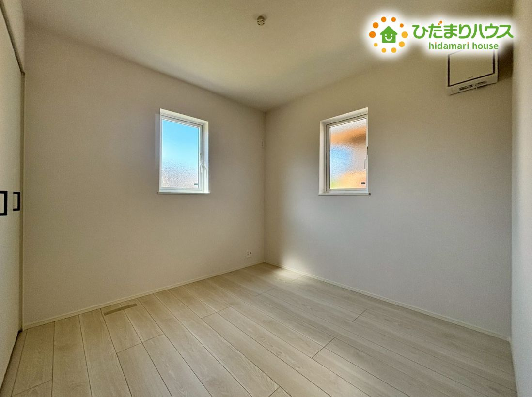 羽生市南5丁目　新築一戸建て　リナージュ　01の洋室|小さめの窓を2方向に配したプライバシーに配慮された洋室です！外からの視線を気にせず過ごせるため、寝室や集中したい作業スペースに最適ですよ。陽光が優しく入り込む居心地の良いお部屋です。