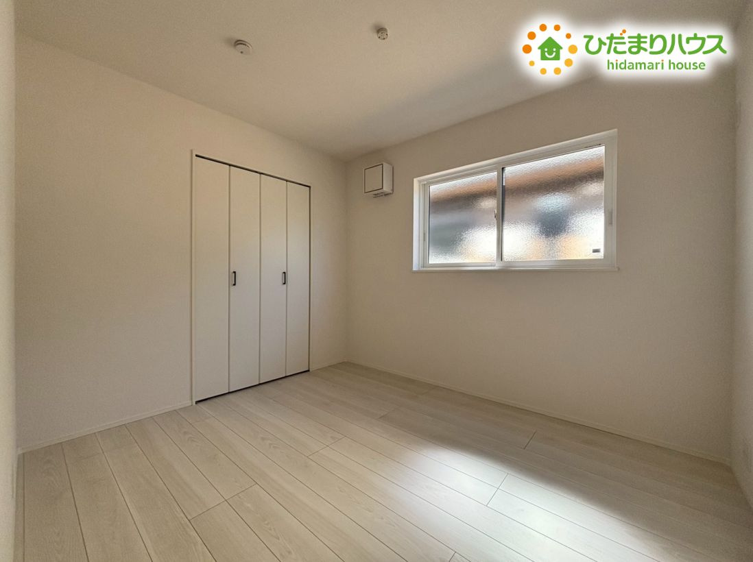 羽生市南5丁目　新築一戸建て　リナージュ　01の洋室|自然光がしっかり届く明るく快適な洋室空間です！シンプルなレイアウトなのでベッドやデスクも自由に配置できますよ。家族構成の変化に合わせて多様に使える頼もしいお部屋です。