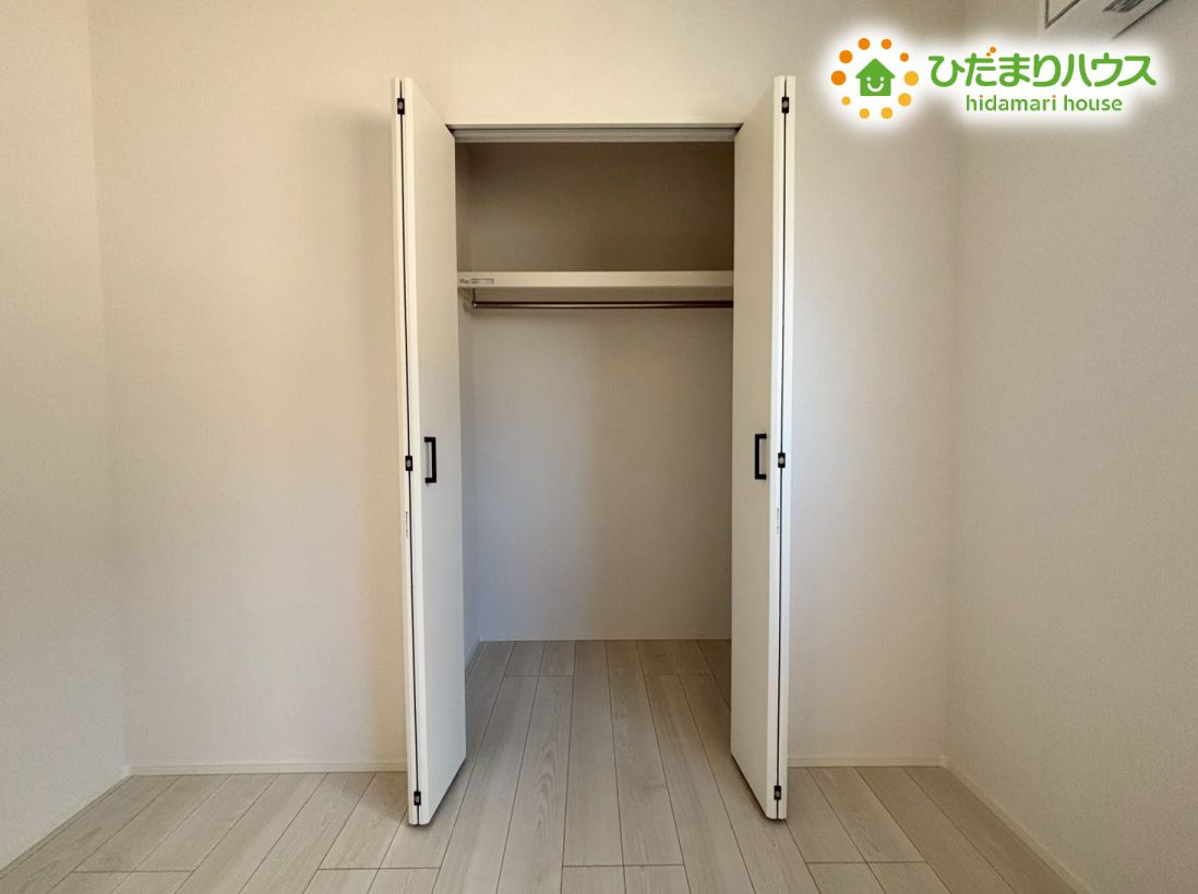 羽生市南5丁目　新築一戸建て　リナージュ　01の収納|開口部が大きく中の荷物を取り出しやすい収納スペースです！丈の長めなお洋服も綺麗なまま掛けておけるのが魅力ですね。生活感を出さずに室内を広く使える嬉しい収納設計です。