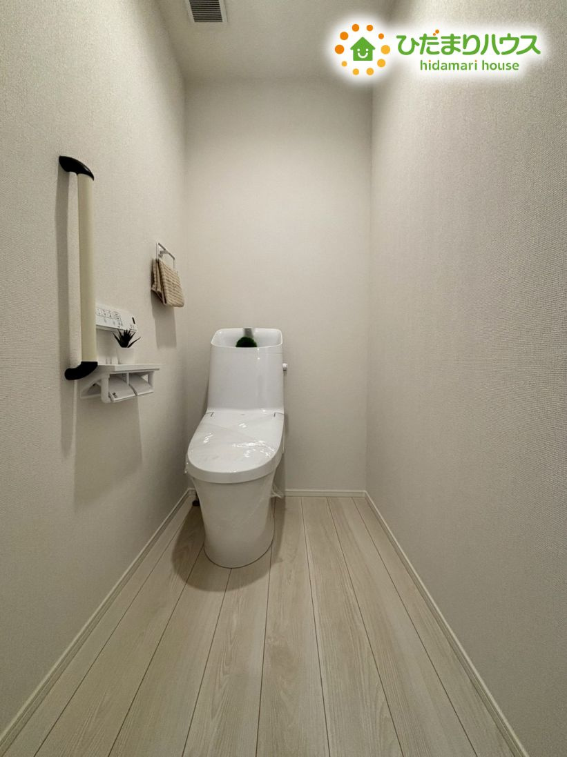 羽生市南5丁目　新築一戸建て　リナージュ　01のトイレ|使い勝手の良い機能が揃った清潔感あるトイレ設備です！手すりや手洗い器が使いやすい位置に配置されており、ご高齢の方からお子様まで安心してご使用いただける優しい設計ですね。