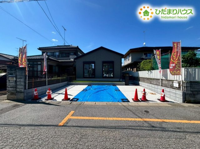 羽生市南5丁目　新築一戸建て　リナージュ　01の駐車場|複数台を楽々駐車できる広々としたスペースです！前面が広く開けているため、毎日のお車の出し入れや大きな荷物の積み下ろしも余裕をもって行えます。来客時にも大活躍してくれるスペースです