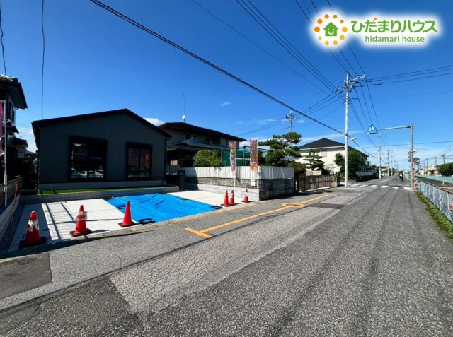 羽生市南5丁目　新築一戸建て　リナージュ　01の前面道路含む現地写真|見通しが良く落ち着いた道路環境に面した現地です！道幅にゆとりがあるためお車のすれ違いもスムーズに行えますよ。周りの視線を気にせず落ち着いて暮らせる良好なロケーションです。