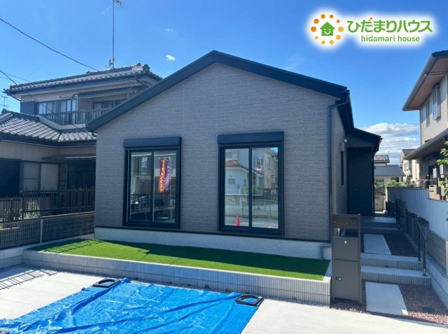 羽生市南5丁目　新築一戸建て　リナージュ　01の外観|青空に映えるすっきりとした印象の建物全景です！シンプルなフォルムの中におしゃれな雰囲気が漂っていますね。お庭や駐車場とのつながりも良く、毎日気持ちよくお使いいただけます。