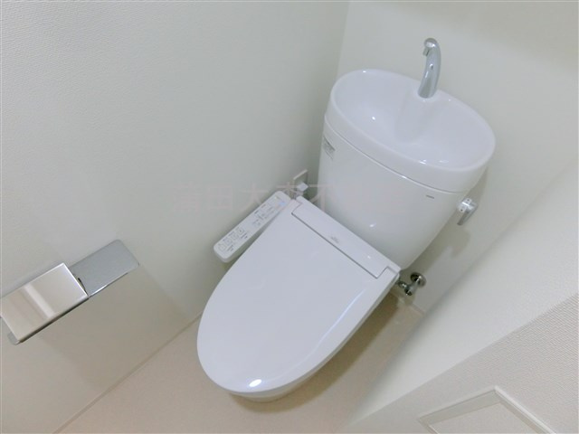 リテラス蒲田のトイレ|棚収納と温水暖房便座付きのトイレ