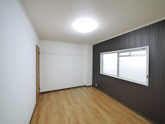 タダスビルの玄関|広々とした洋室です