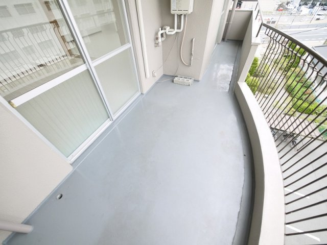 タダスビルのエントランス|落ち着いた時間を過ごせるバルコニーです