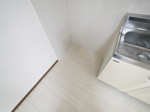 タダスビルのキッチン|冷蔵庫置き場です