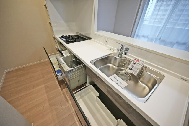 コート甲子園南１番館のキッチン|まとめて洗える食器洗浄機が備わっており、家事の時短に役立ちます。
